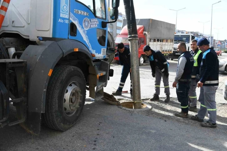 Lapseki’de kanalizasyon temizliği hız kesmeden devam ediyor
