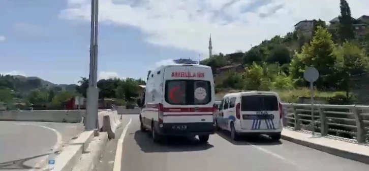 Lastiği çıkan otomobil beton bariyere çarparak durabildi
