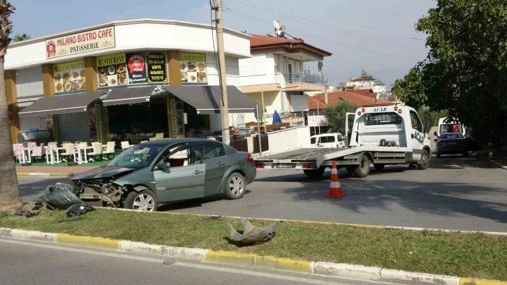 Lastiği patlayan otomobil refüjdeki palmiyeye ve kaldırıma çarptı: 2 yaralı
