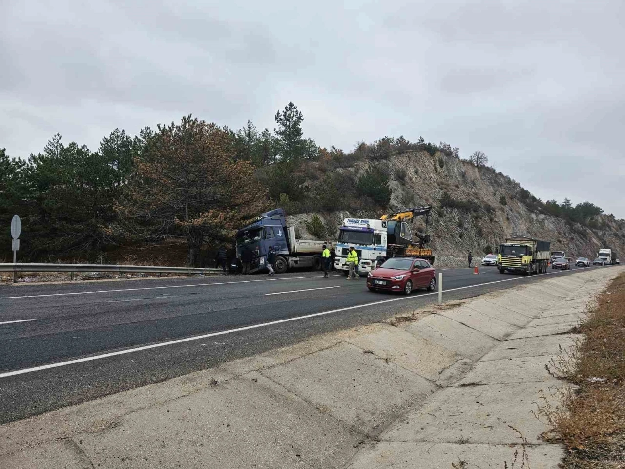 Lastiğinin patlaması nedeniyle kontrolden çıkan tır bariyere çarptı
