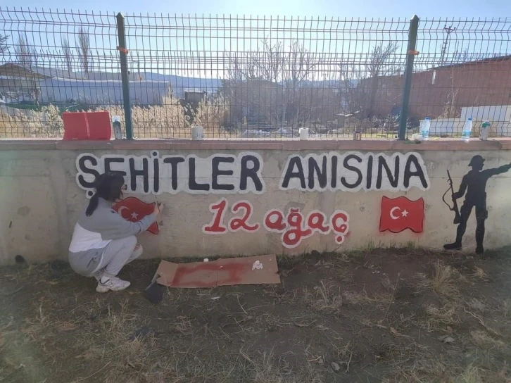 Lise öğrencileri 12 şehit için 12 fidan dikti
