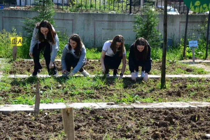 Lise öğrencileri hem alın terinin ekmeğini yiyor hem de bilinçleniyor
