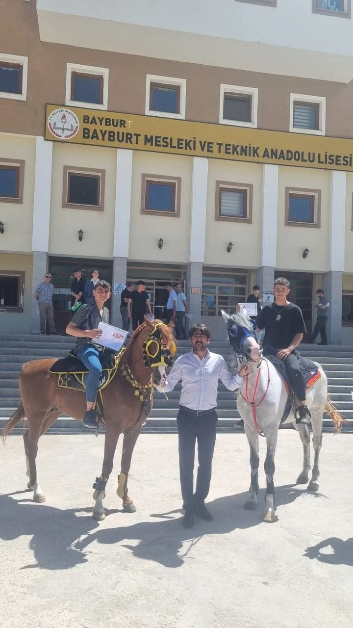 Lise öğrencileri karne almaya atlarla gittiler: "Ehliyetim olmadığı için ben de atla geldim"
