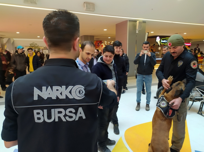 Bursa'daki AVM'de narkotik uygulaması