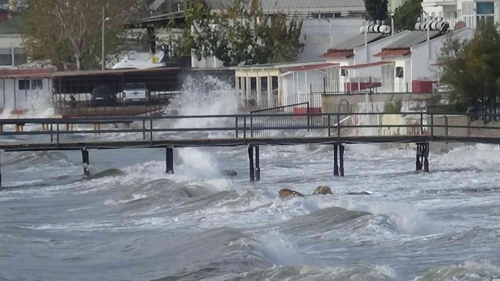 Edremit'te lodos nedeniyle dev dalgalar evlere kadar ulaştı