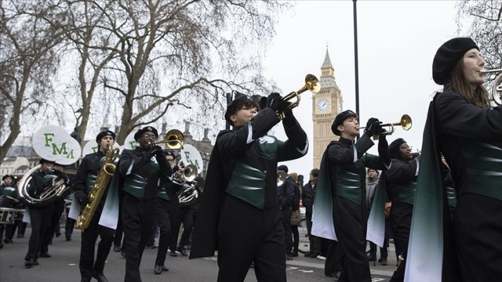 Londra'da geleneksel Yeni Yıl Geçit Töreni renkli görüntülere sahne oldu