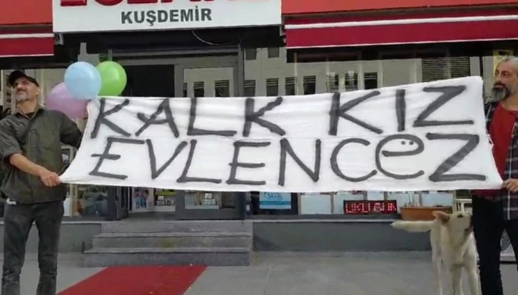 Lösemi tedavisi gören genç kıza hastanede evlilik teklifi
