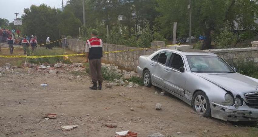 Eşini beklerken otomobil çartı, öldü