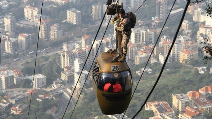 Lübnan'da teleferikte mahsur kalan 19 kişi saatler sonra kurtarıldı