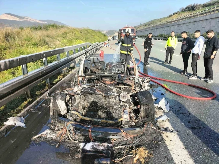 Lüks otomobil alev alev yandı, sürücü son anda canını kurtardı