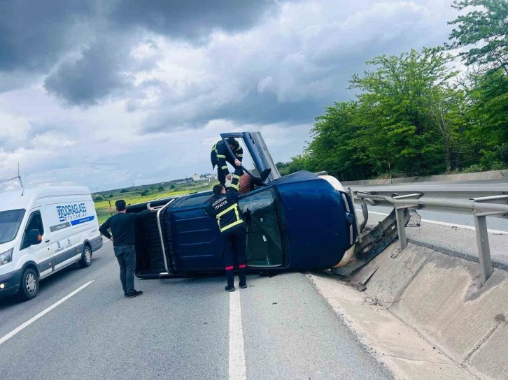 Lüleburgaz’da otomobil bariyerlere çarparak devrildi
