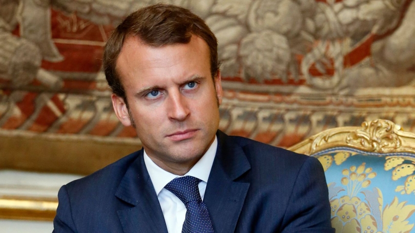 Macron'un portresini kestiler