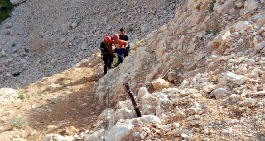 Kayalıklarda mahsur kalan çocuğu itfaiye kurtardı