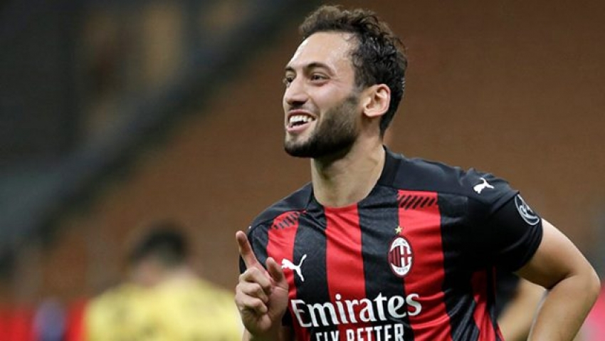 Manchester United, Milan'lı Hakan Çalhanoğlu'na sözleşme önermeyi düşünüyor