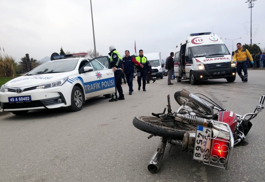 Otomobille motosiklet çarpıştı: 1 ağır yaralı