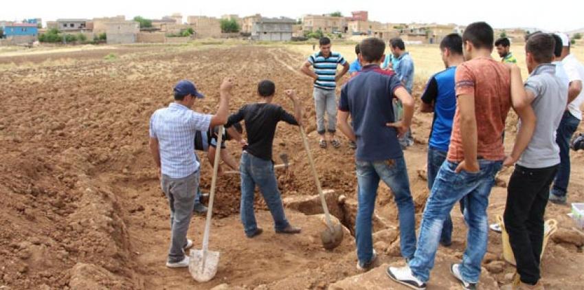 Tarlasını sürerken mezar buldu