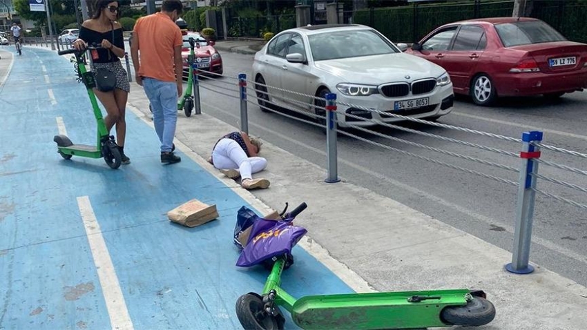 Elektrikli scooter kullanan iki kadın kafa kafaya çarpıştı!