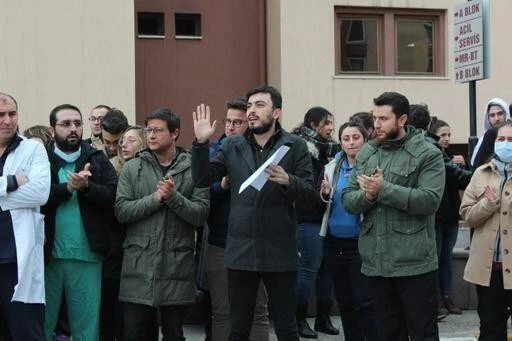 Maaşları ödenmeyen Ufuk Üniversitesi Hastanesi çalışanları eylem yaptı
