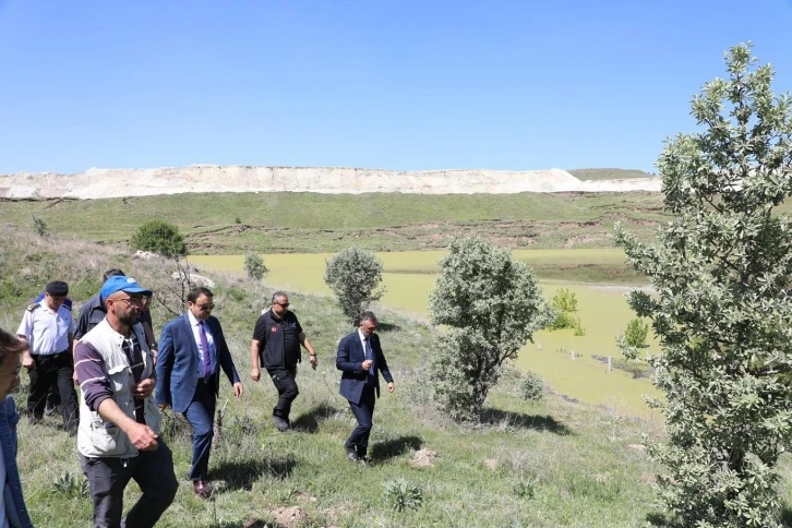 Maden sahasındaki heyelan atık su göletini taşırdı, yol trafiğe kapandı
