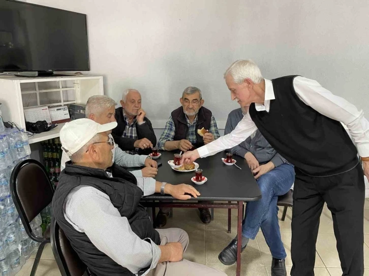 Mahalle kahvehanesini yarım asırdır takım elbisesi ile işletiyor
