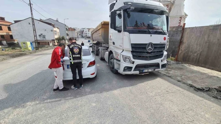 Makas atarak seyreden hafriyat kamyonu sürücüsüne ceza yağdı
