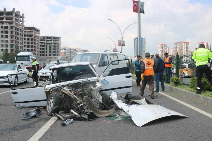 Makas attı, trafiği birbirine kattı: 2 yaralı
