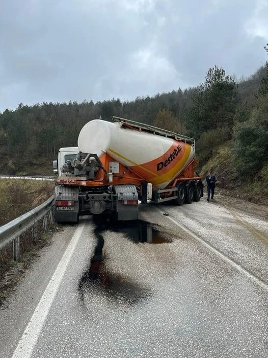 Makaslayan tır Yığılca yolunu trafiğe kapattı