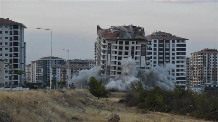 Malatya'da 13 katlı ağır hasarlı bina, patlayıcı kullanılarak yıkıldı