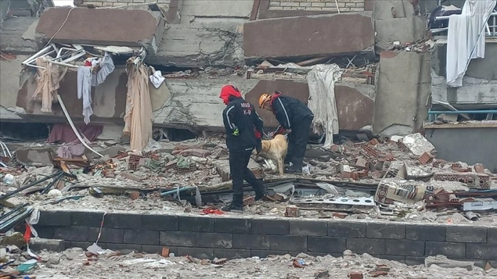 Malatya'da hasarlı binada kurtarma çalışması yapan ekipler enkazın altında kaldı