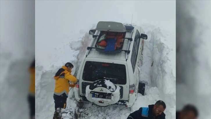 Malatya'da rahatsızlanan çocuk paletli ambulansla hastaneye ulaştırıldı