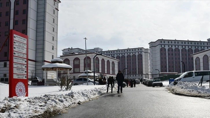 Malatyalı depremzede, torunlarıyla kaldığı KYK yurdunda afeti unutmaya çalışıyor