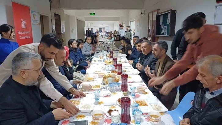 Malazgirtli iş adamından üniversite öğrencilerine iftar yemeği
