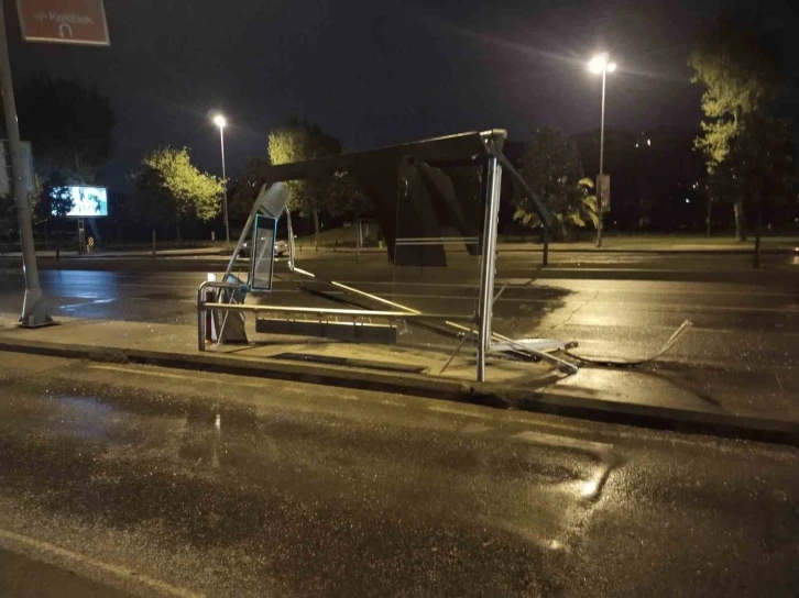 Maltepe’de alkollü sürücü otobüs durağına girdi
