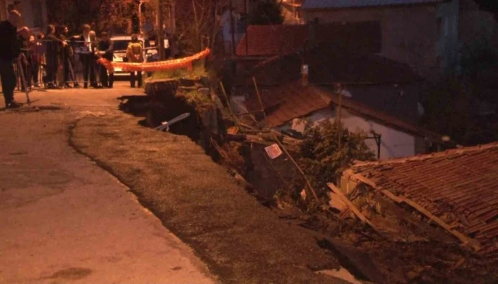 Maltepe’de daha önce bildirilmesine rağmen tedbir alınmayan sokaktaki yol çöktü
