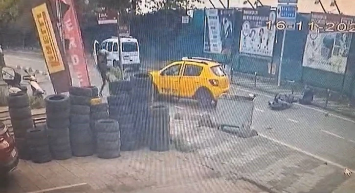 Maltepe’de kaygan zeminde sürüklenen motosikletli, taksinin altına girdi
