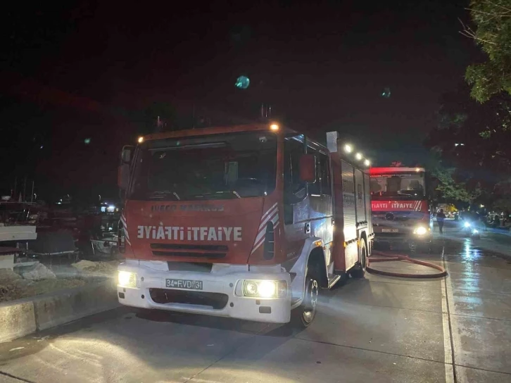 Maltepe’de tekne alev alev yandı
