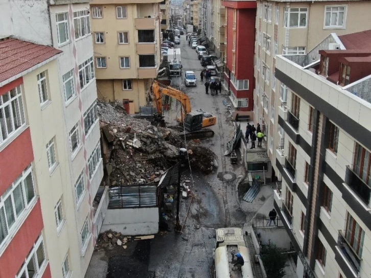 Maltepe’de yıkım esnasında göçük meydana geldi, iş makinasının bir bölümü enkazda kaldı
