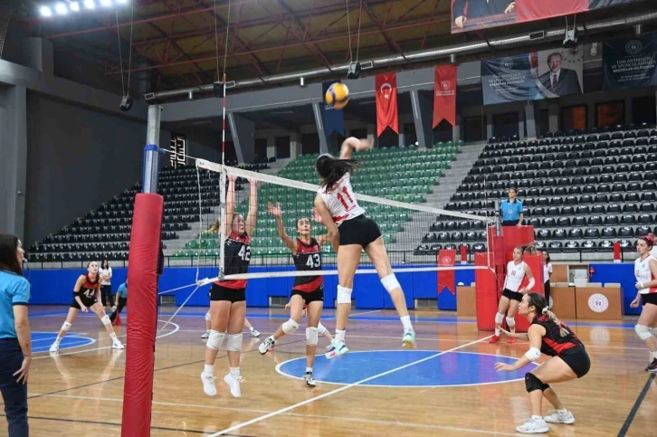 Manavgat Belediyespor Kadın Voleybol Takımı dolu dizgin
