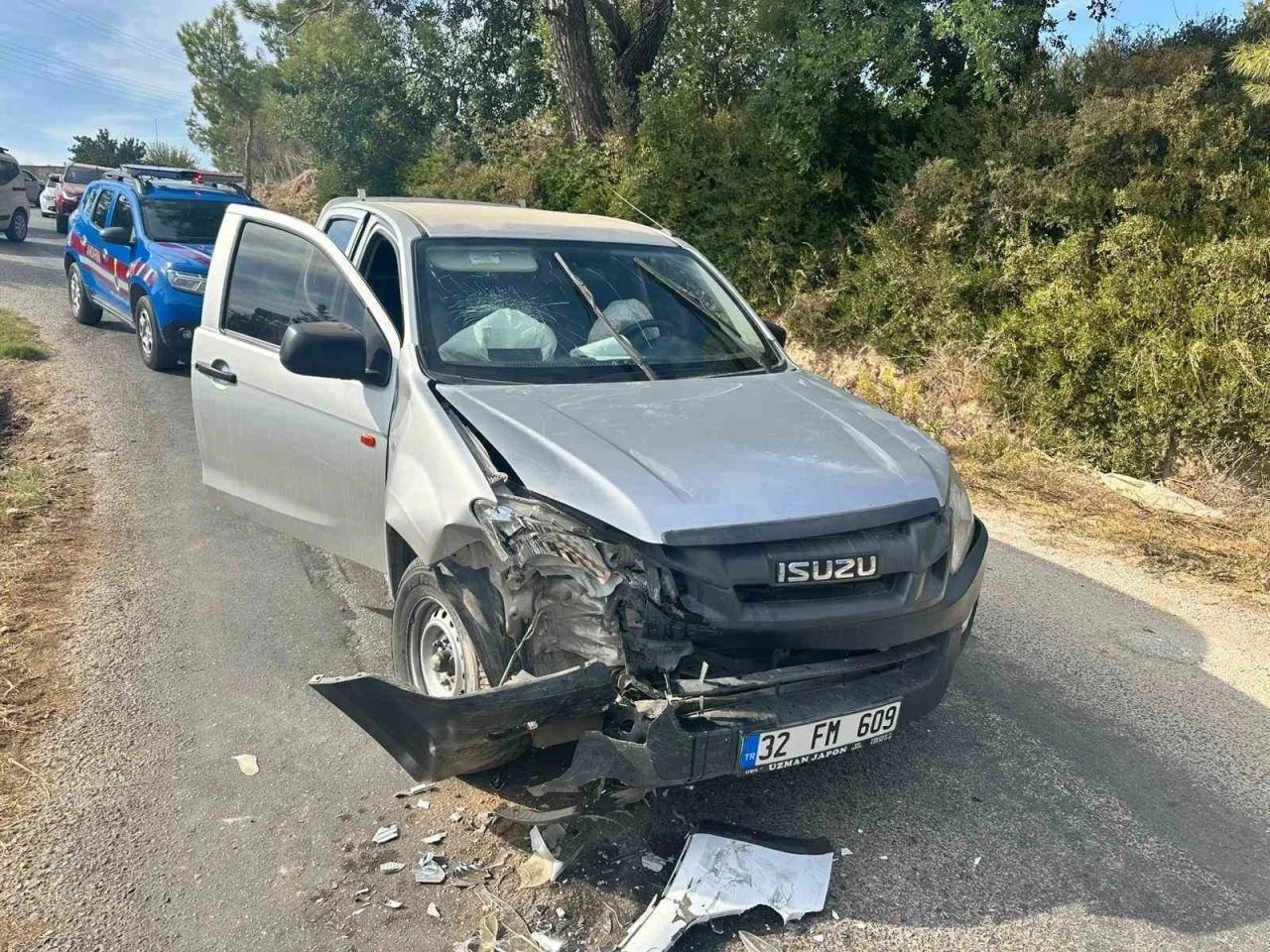 Manavgat’ta kamyonet ile otomobil çarpıştı: 3 yaralı
