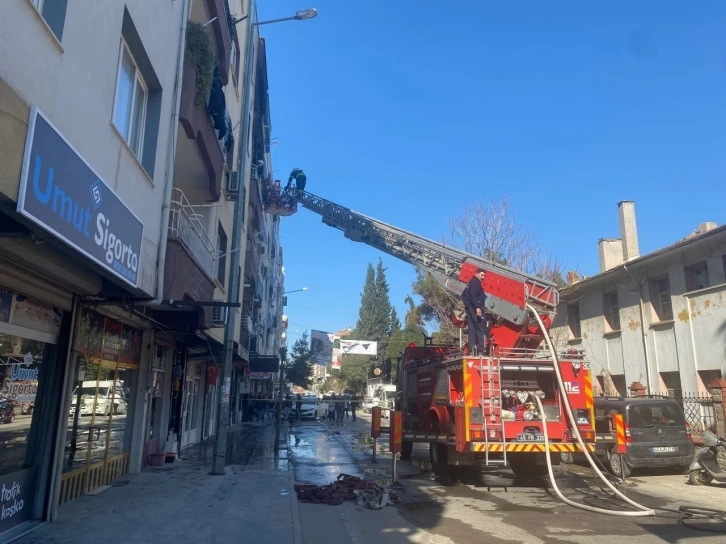 Manisa’da çıkan ev yangınında genç kız hayatını kaybetti
