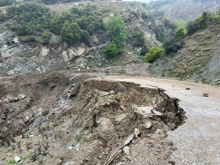 Manisa’da heyelan sebebiyle kapanan yol yeniden ulaşıma açıldı
