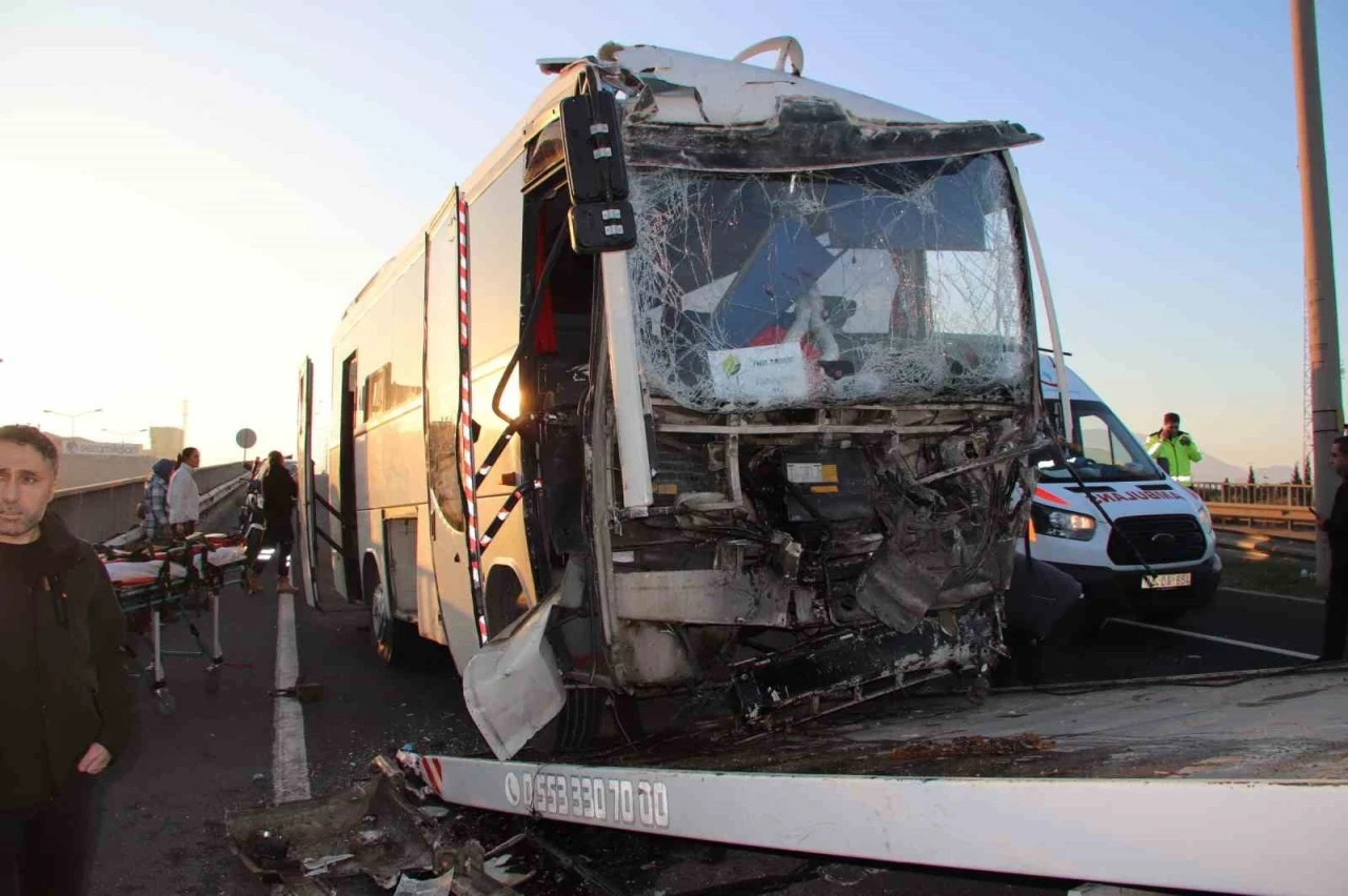 Manisa’da işçi servisi tıra çarptı: 22 yaralı
