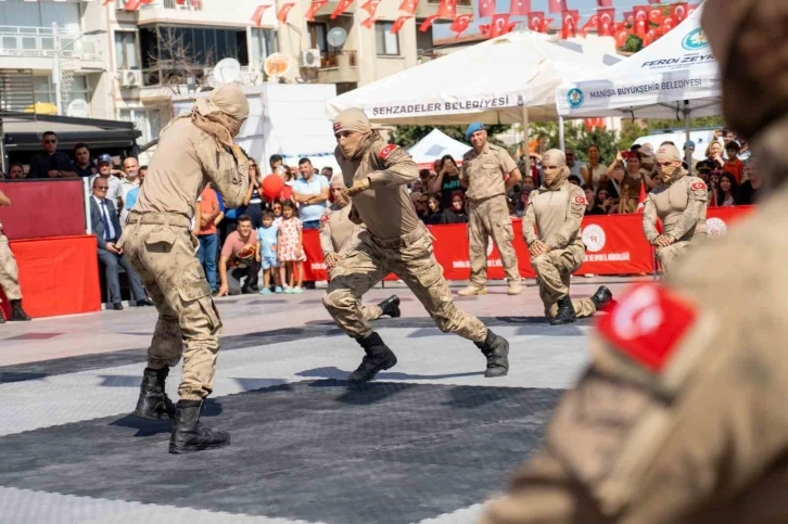 Manisa’da komandoların gösterisi mest etti
