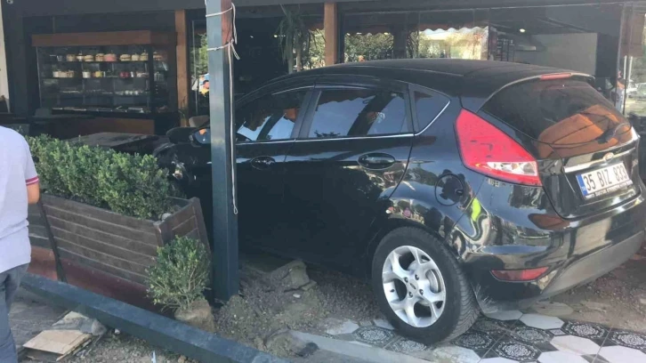 Manisa’da kontrolden çıkan araç kafeye daldı: 2 yaralı