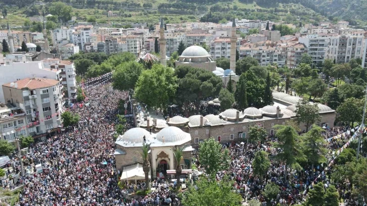 Manisa’da on binlerce el şifaya uzandı
