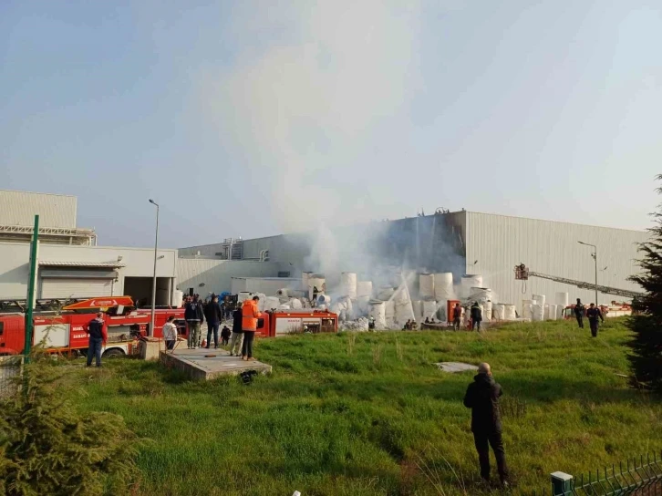 Manisa OSB’deki İpek kağıt fabrikasında çıkan yangın söndürüldü
