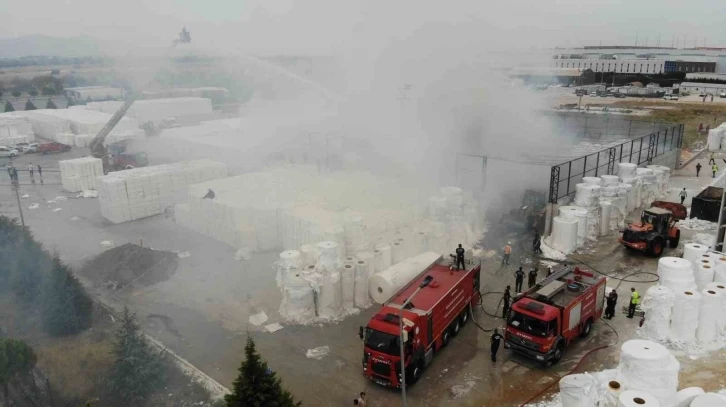 Manisa OSB’deki kağıt fabrikasında çıkan yangın kontrol altında
