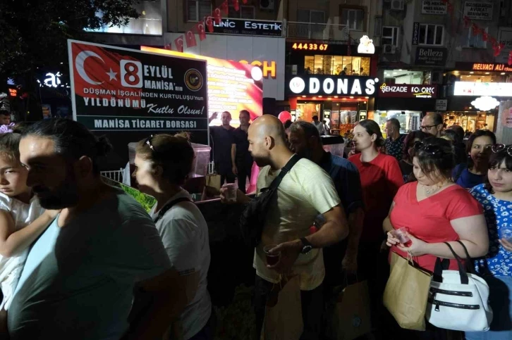 Manisa Ticaret Borsası’ndan vatandaşlara üzüm şırası ikramı
