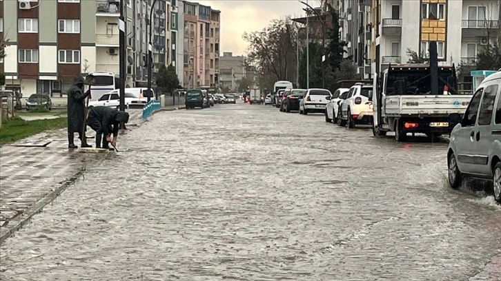 Manisa'da sağanak nedeniyle bazı ev ve iş yerlerini su bastı