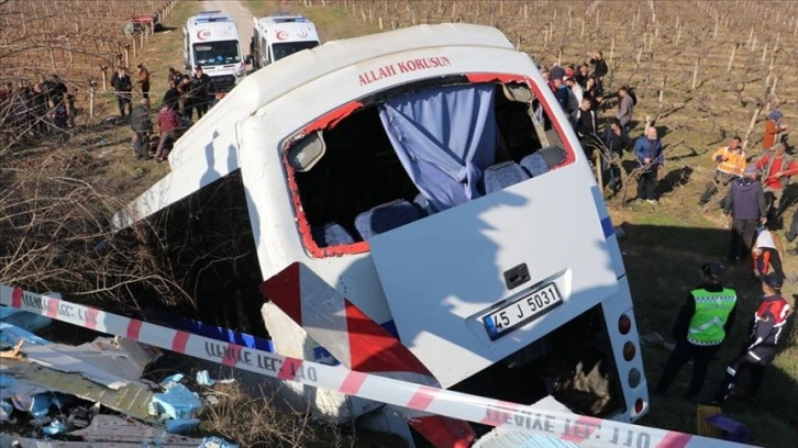 Manisa'da tır ile işçi servisi çarpıştı, 23 kişi yaralandı